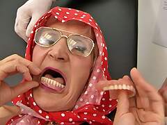 Granny porn video - Toothless grandma (70+) takes out her dentures at the mating
