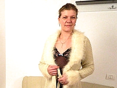This mature slut loves to play on - 